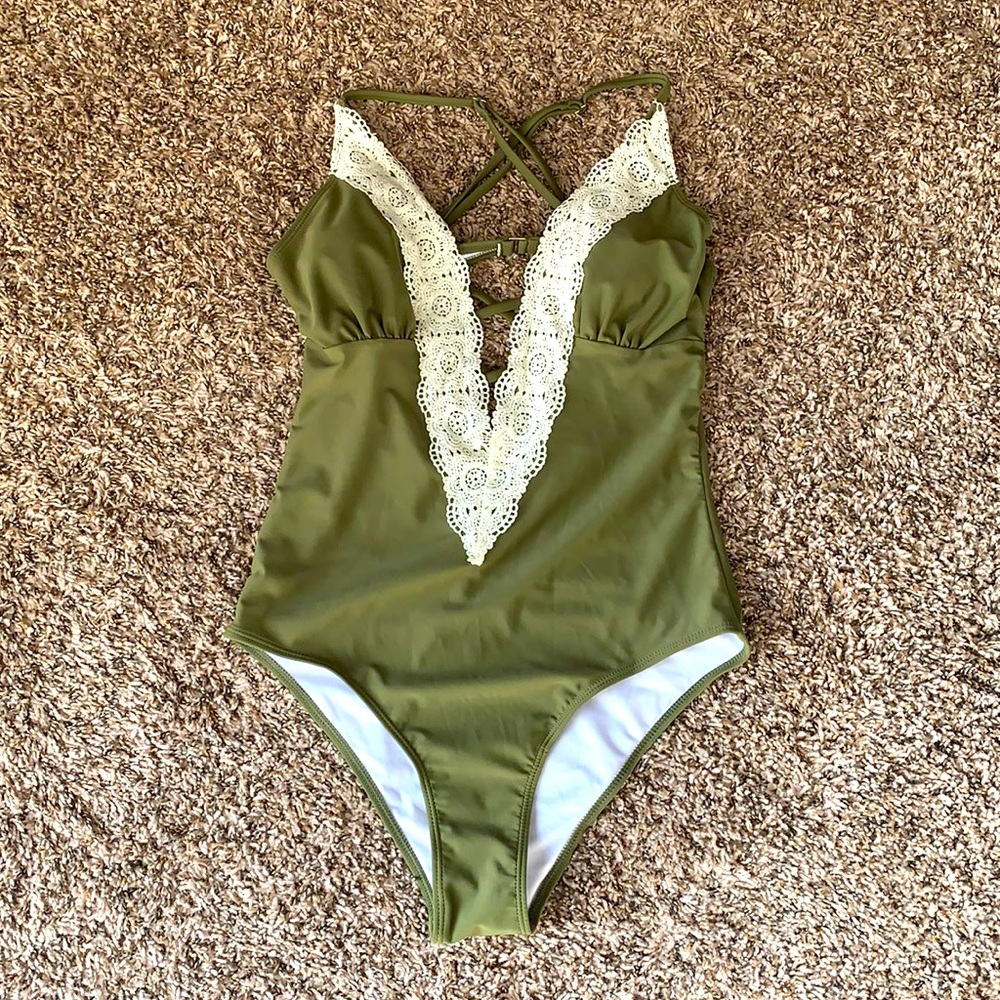 NWT’s Green Cupshe Bathing Suit